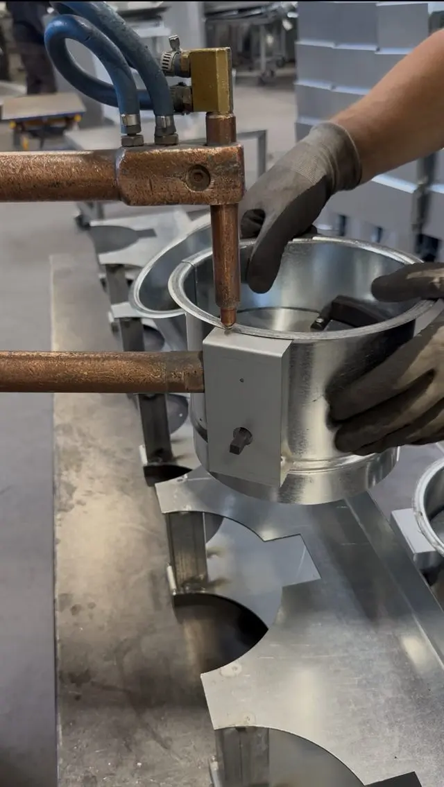 Soudure par points d'une buse sur le plénum, usine de Bordeaux