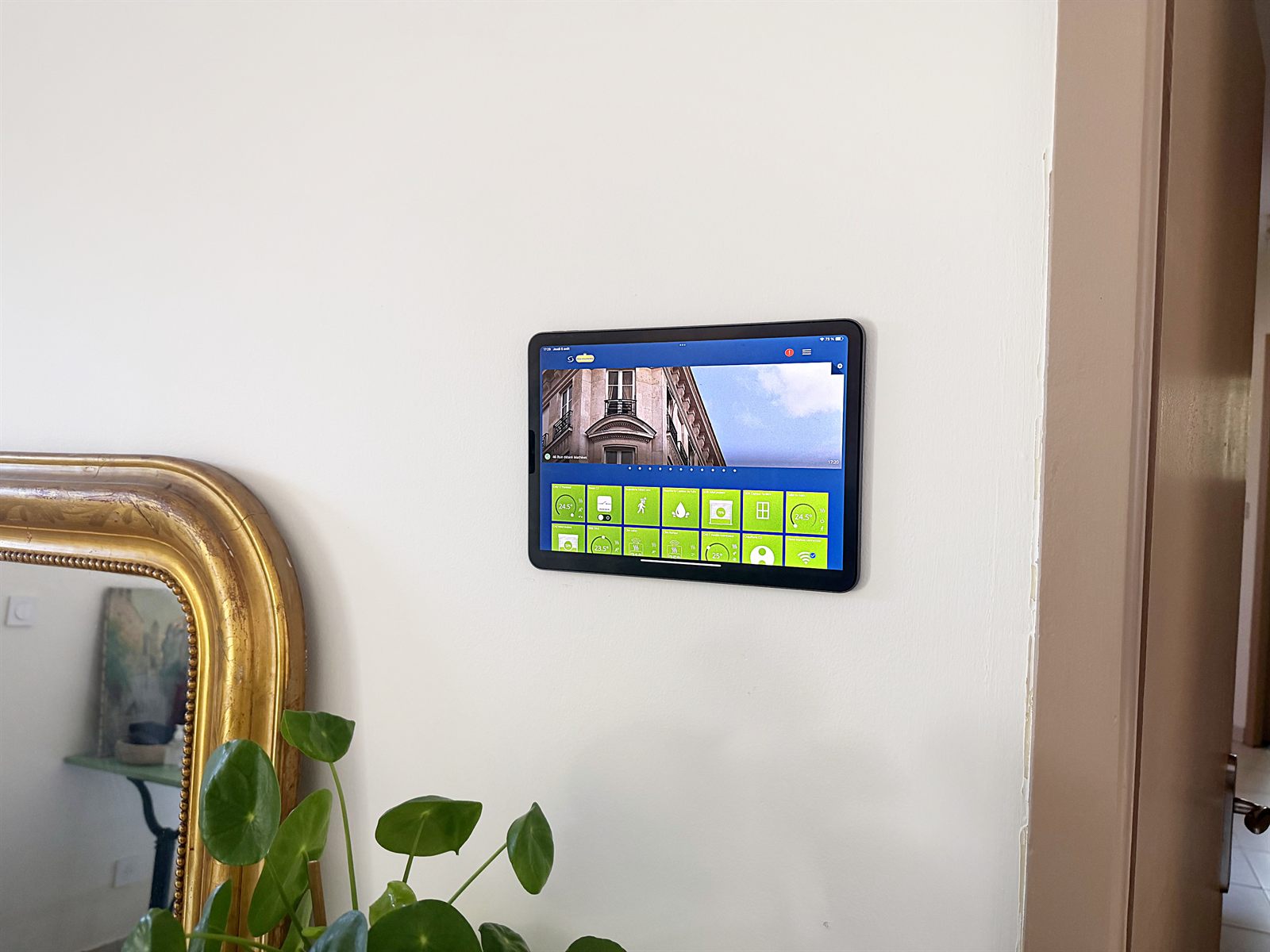 Application de contrôle affichée sur une tablette fixée au mur